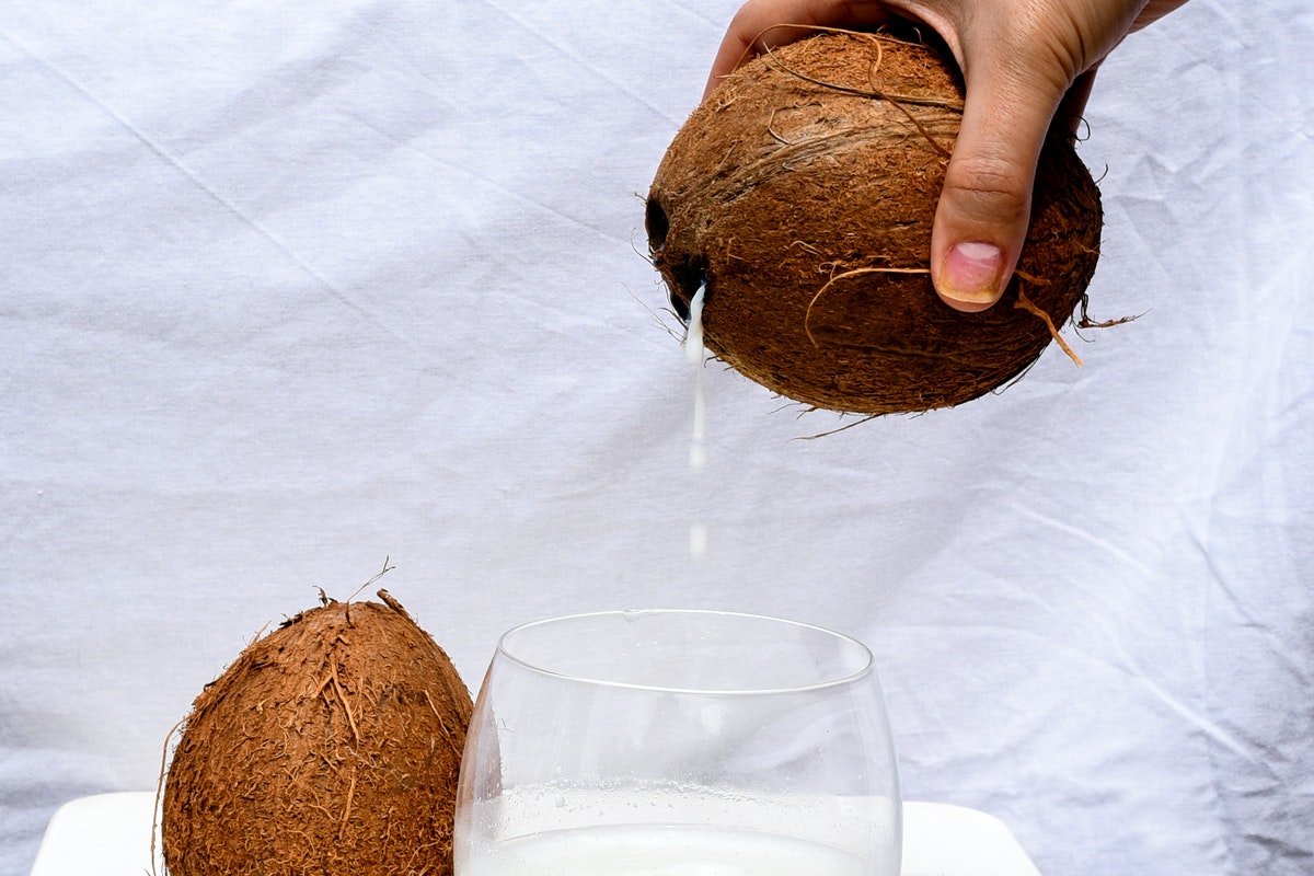 Como fazer leite de coco caseiro; receita simples e barata!