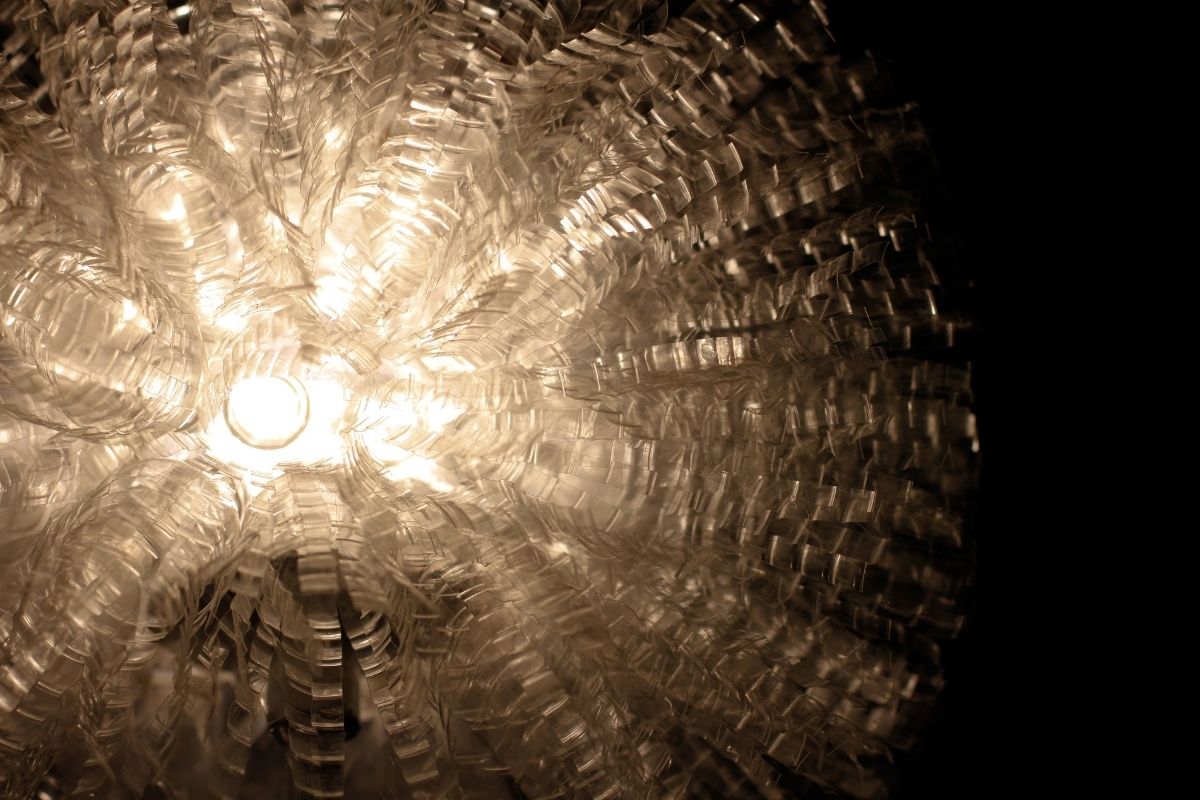 Luminária feita de garrafa de plástico