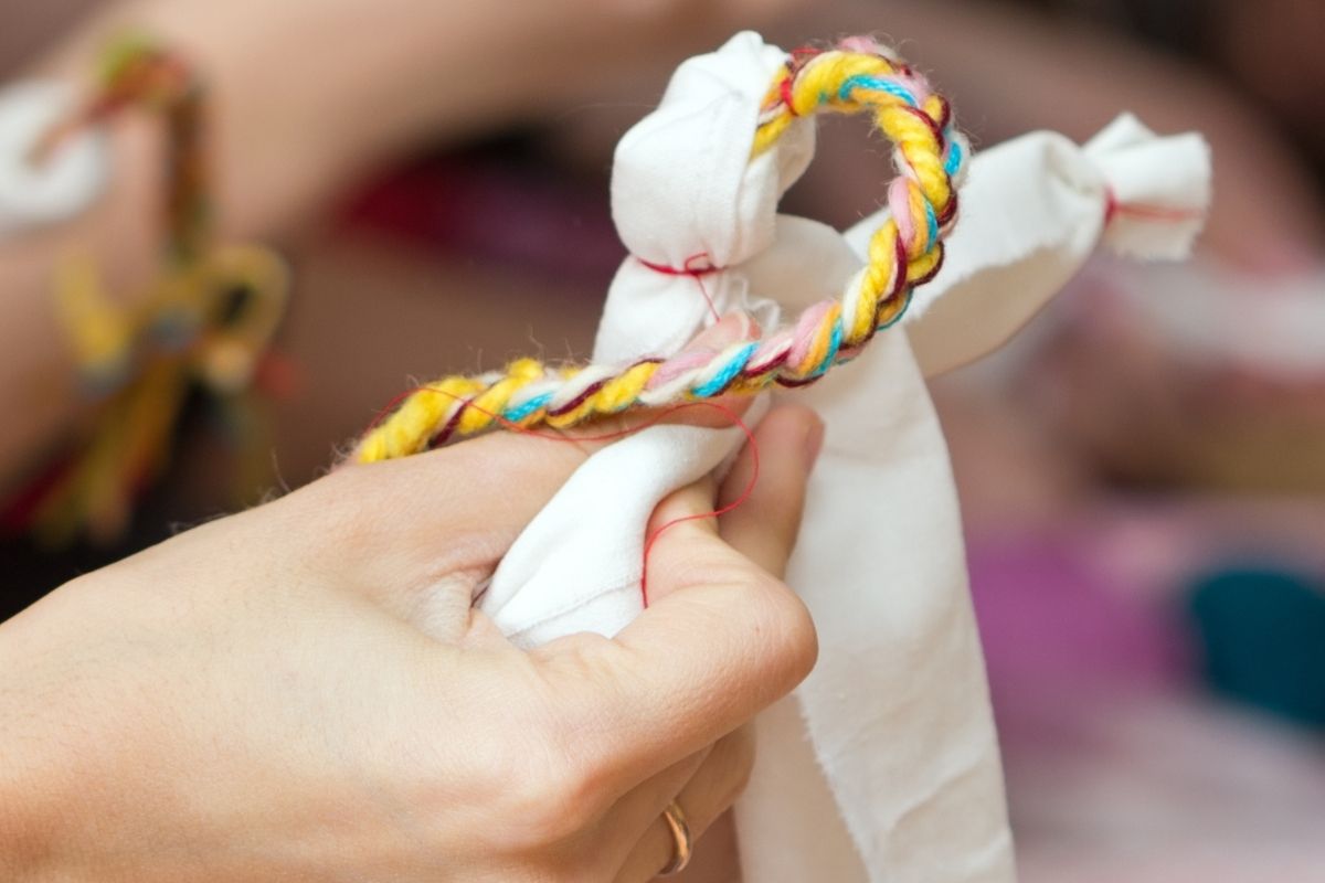 Ganhe dinheiro em casa: faça boneca fácil e rápido Fonte: Canva