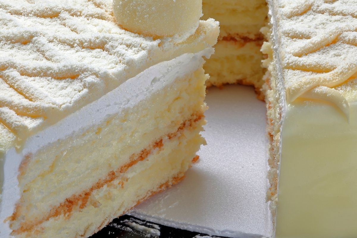 Bolo com recheio de leite ninho com pedaços de morango: desse jeito, fica delicioso! - Foto Canva Pró