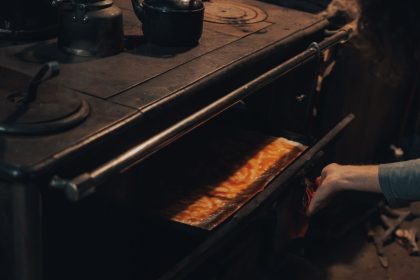 Limpar o forno ficou muito fácil com essa técnica especial! Utilize apenas 2 ingredientes (Fonte: Canva)