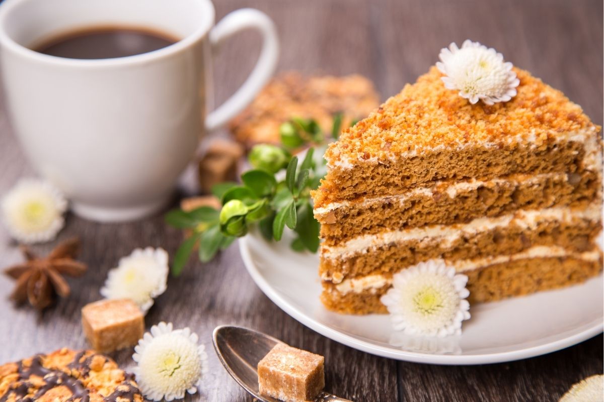 Bolo de café com leite na travessa: fofinho e saboroso como você nunca viu!