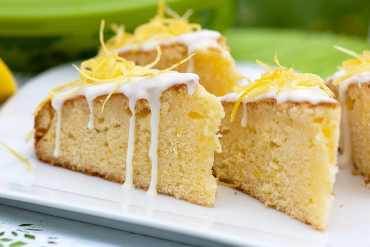 Receita de bolo de limão simples: desse jeito fica fofinho e muito saboroso! - Fonte: Canva Pró
