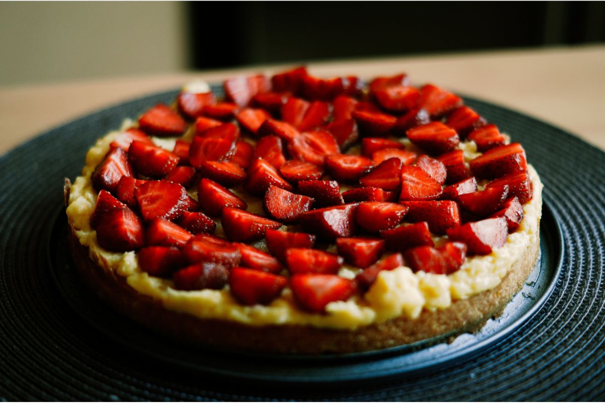 Receita de torta de morango, romântica e perfeita para o dia dos namorados! - Foto: Canva