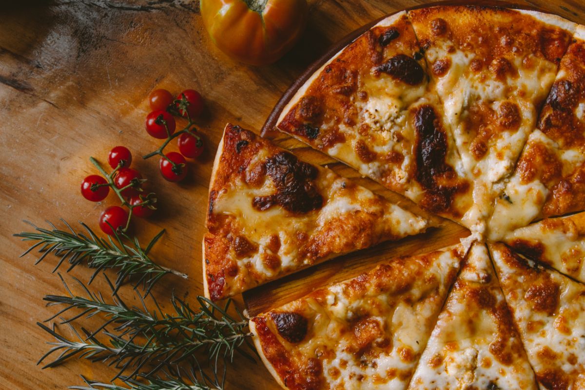 Receita de pizza para o dia dos namorados. Não peça comida , faça com amor! - Foto: Canva