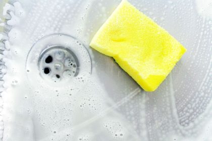 Como higienizar esponja de cozinha: veja 4 métodos de fazer isso de maneira eficaz! - Fonte: Canva