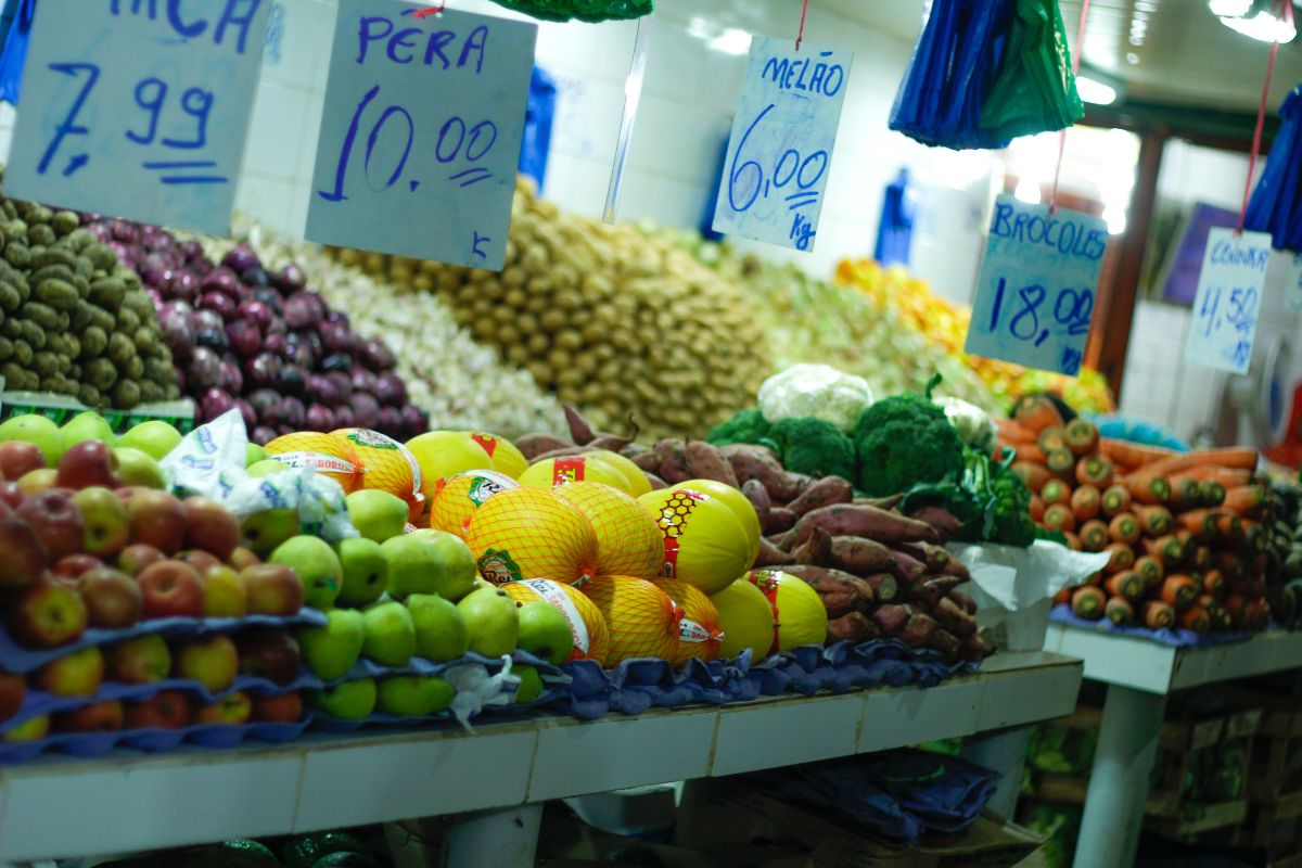3 dicas para economizar na feira de frutas e verduras: veja dicas práticas para comprar o necessário!