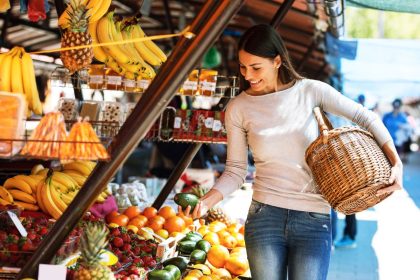 3 dicas para economizar na feira de frutas e verduras: veja dicas práticas para comprar o necessário!