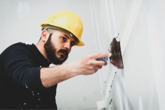 1 método de fazer a parede ficar lisinha usando gesso: veja o guia completo para fazer em casa