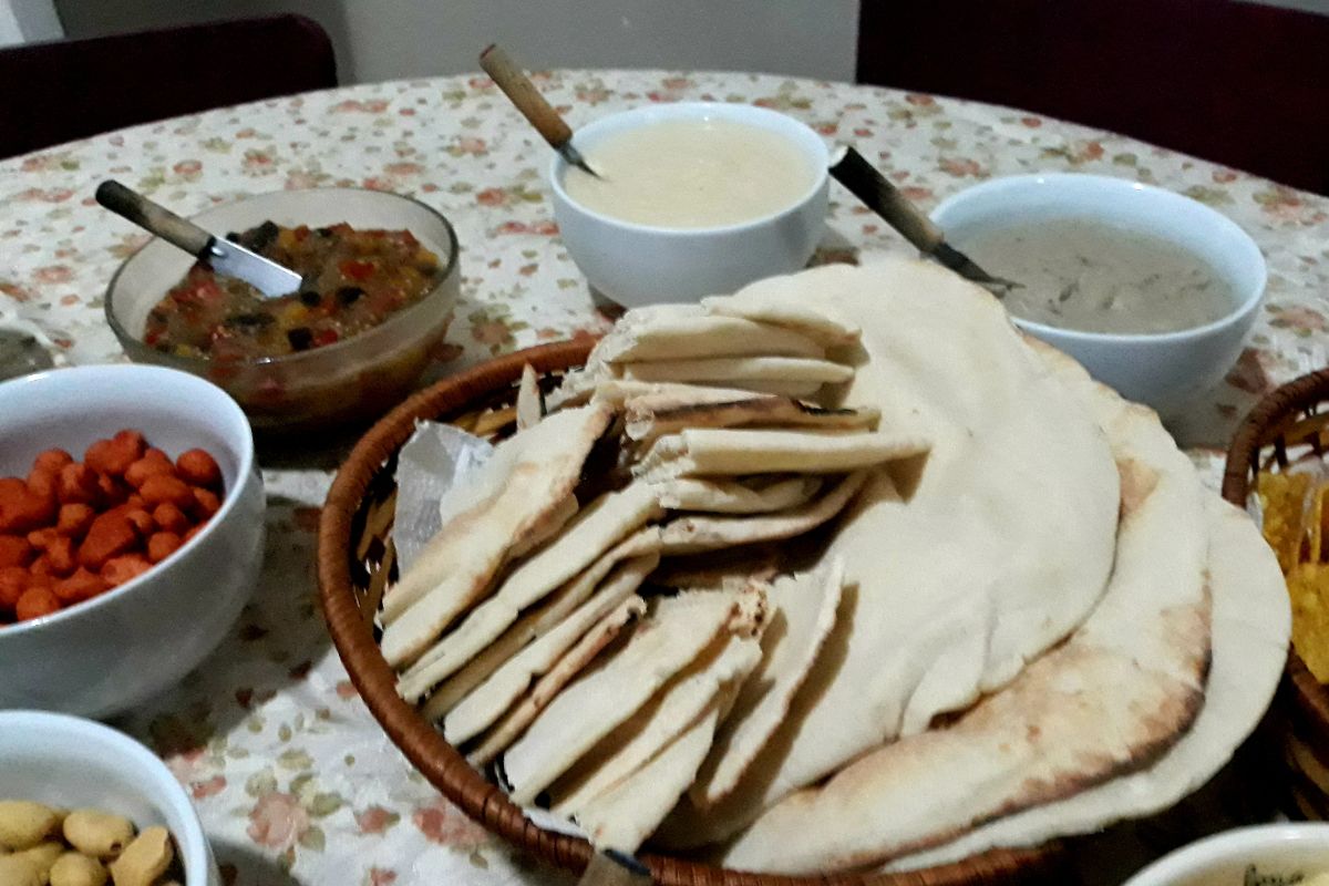 Receita de 3 antepastos para jantar árabe perfeito de dia dos namorados! - Foto: Canva