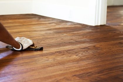 Jeito de limpar piso de madeira: faça sem danificar Fonte: Canva