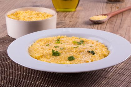 Rápido e prático; surpreenda seus convidados com essa receita simples e fácil de polenta com polentinha