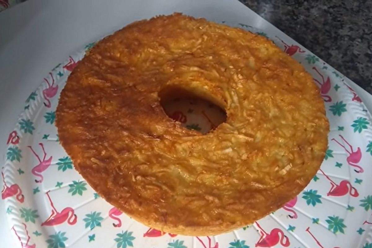 Bolo de macaxeira: receita tradicional que minha tia nordestina me ensinou!/ Fonte: "YouTube/ Canva"