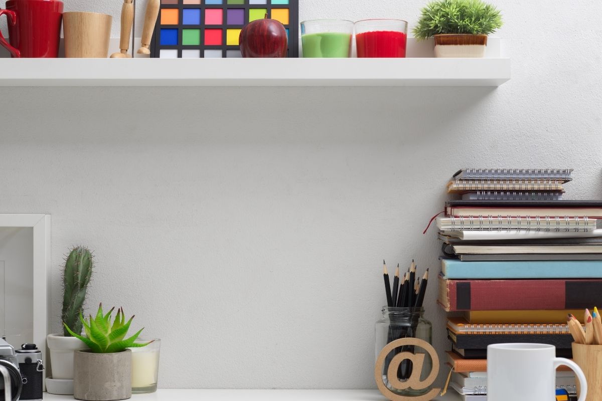 Como organizar a escrivaninha: faça isso e ganhe espaço para estudar e trabalhar!/ Fonte: Canva