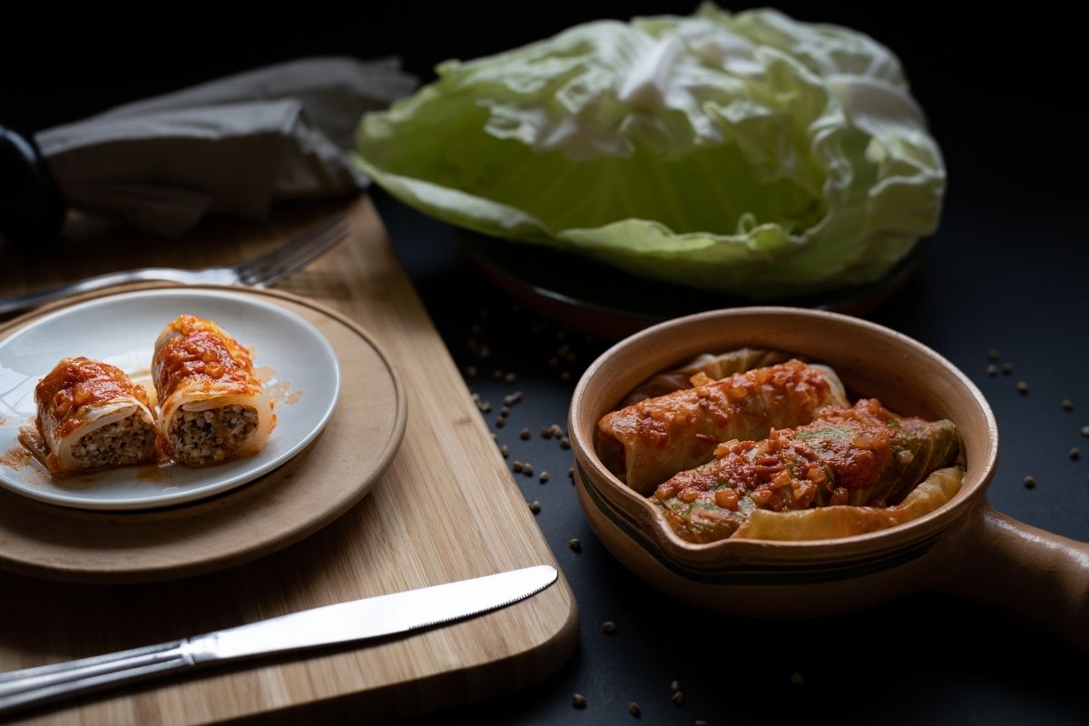 Como fazer charuto de repolho? Preparo fácil; fica uma delícia!/ Fonte: Canva