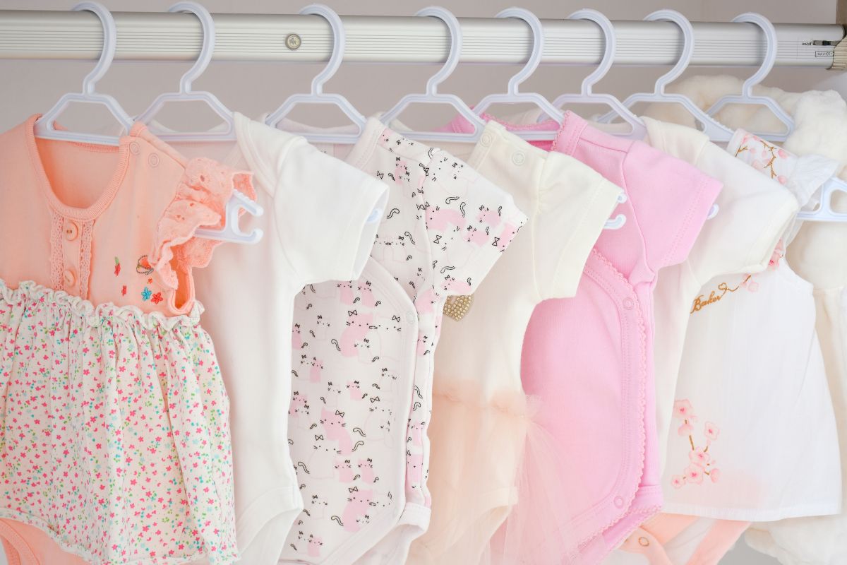 Como organizar o guarda roupa de bebê? Fazendo assim é muito mais fácil, confira! - Fonte: Canva