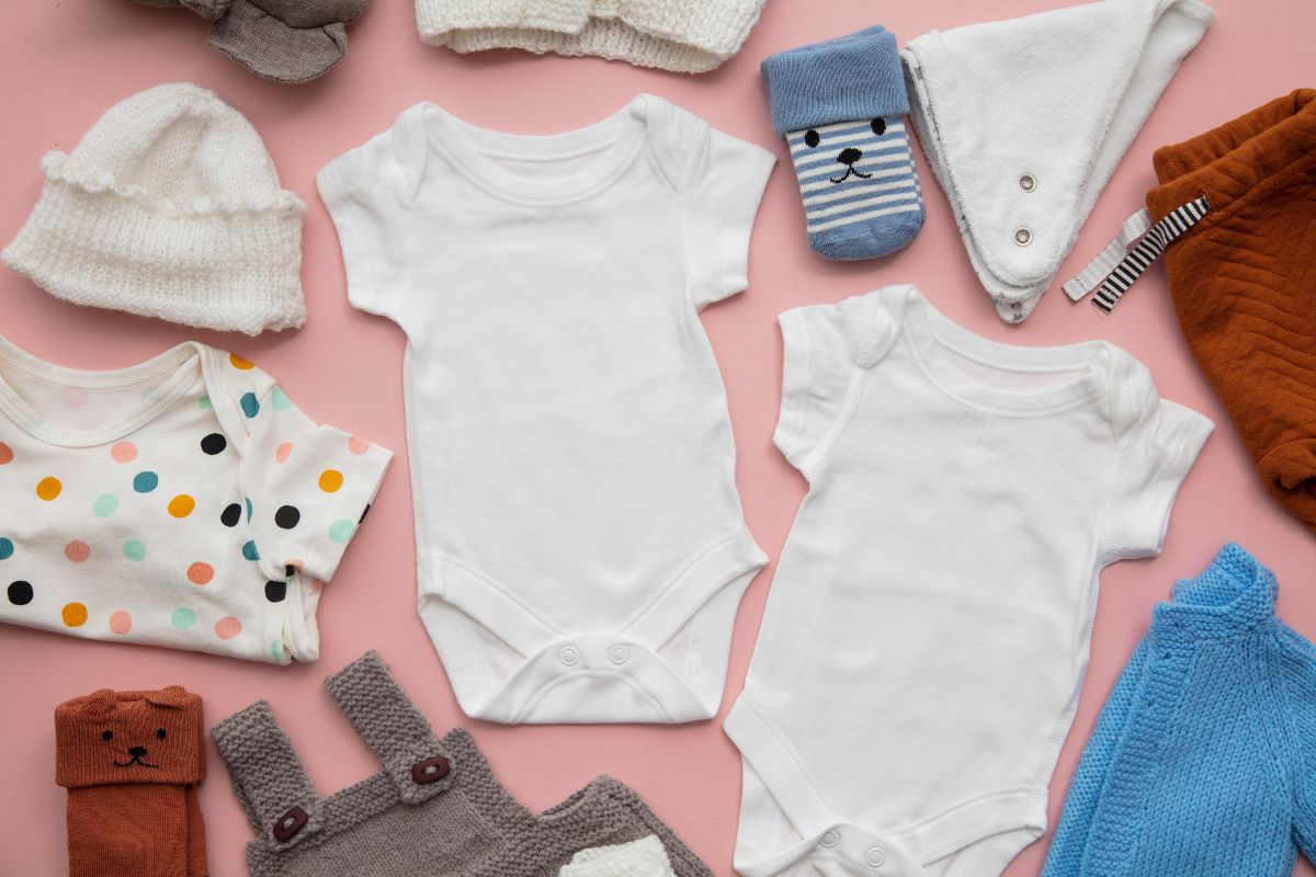 Como organizar o guarda roupa de bebê? Fazendo assim é muito mais fácil, confira! - Fonte: Canva