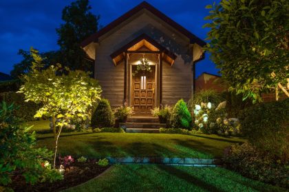 Flores e iluminação: como essa combinação pode valorizar o paisagismo de sua casa. Foto: Canva