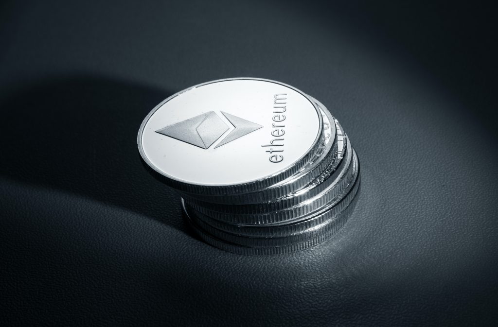 Ethereum atinge preço recorde e outras moedas disparam