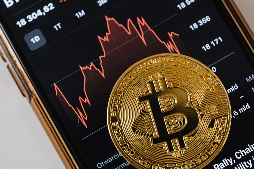 Bitcoin inicia em queda após sell-off de 20%