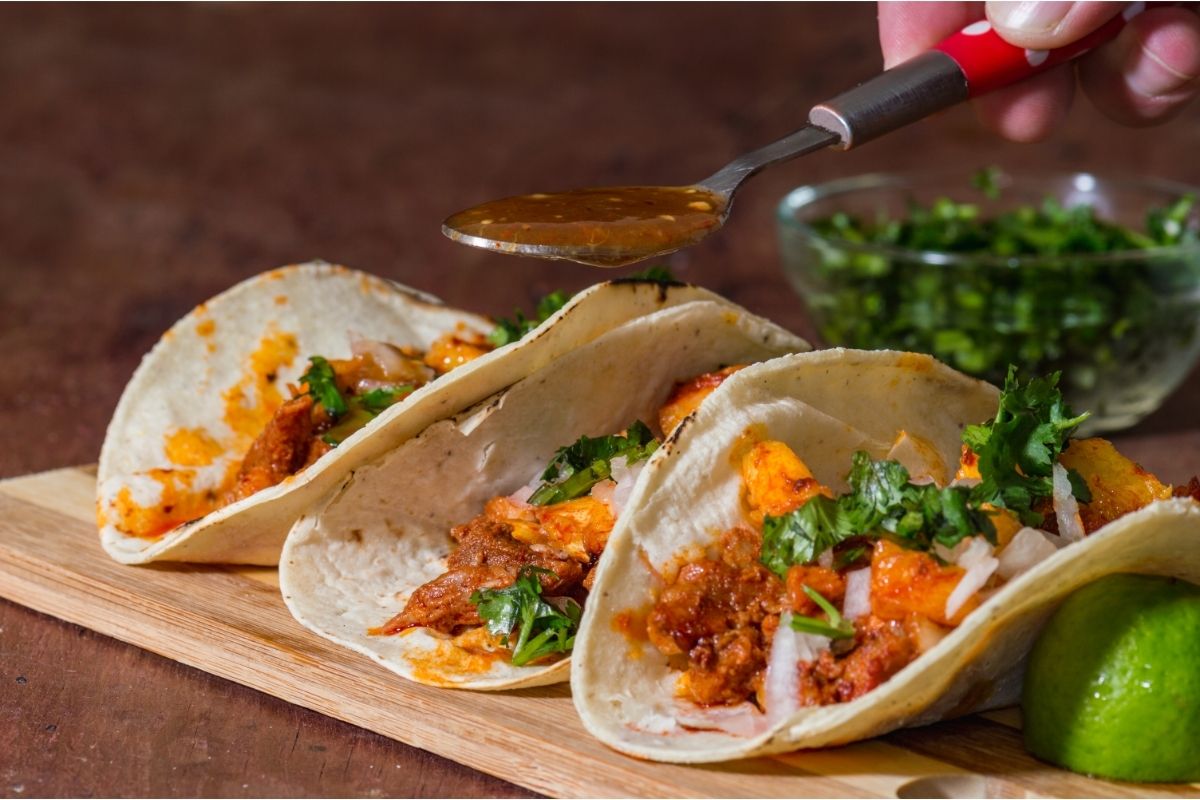 Como fazer tacos mexicanos em casa; confira o passo a passo dessa delícia - Fonte: canva