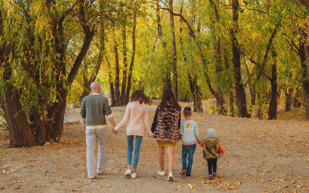 Cinco atividades para praticar ao ar livre em família; Todos vão amar a nova rotina, saiba como começar - Imagem Reprodução Canva