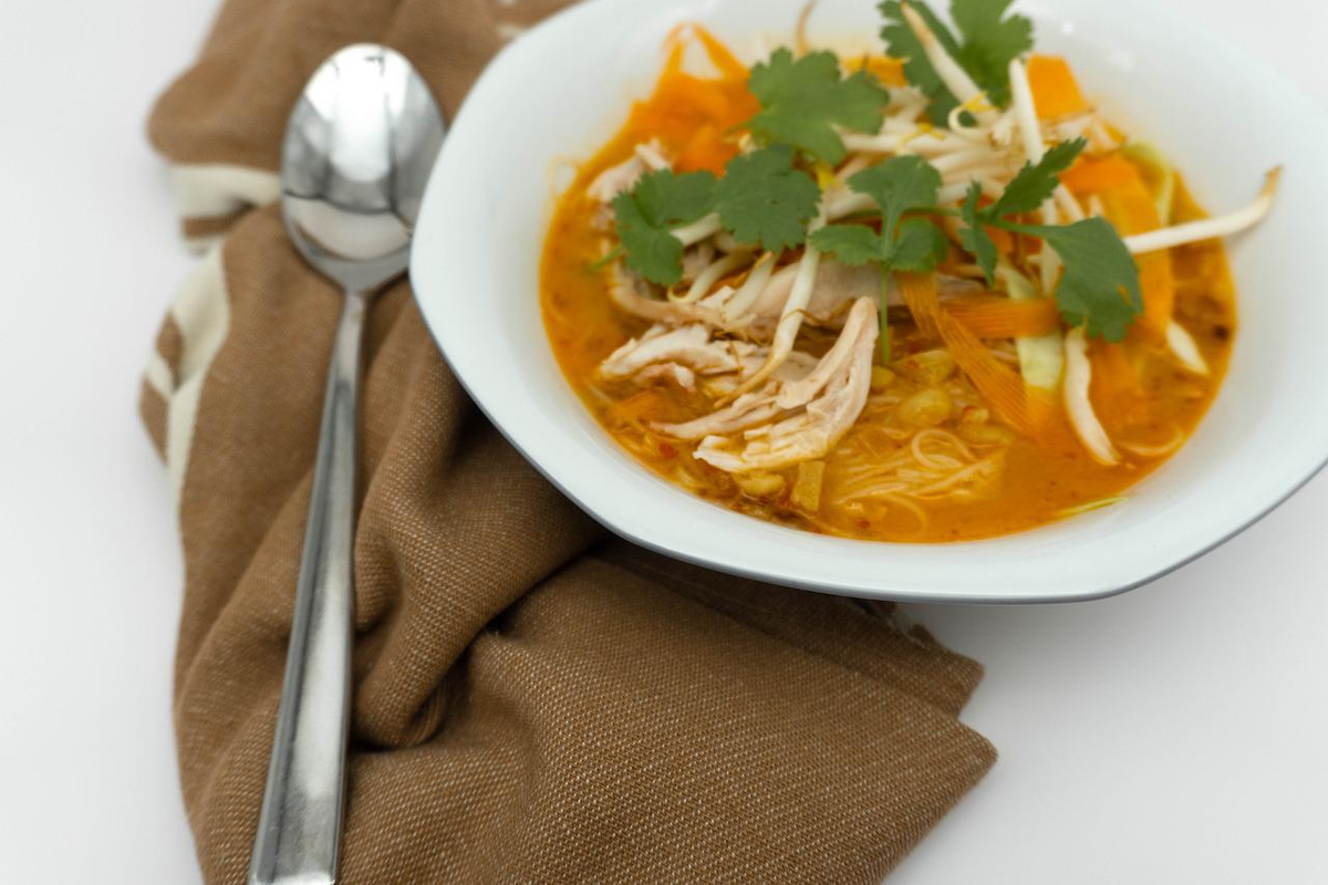 Saiba como fazer uma deliciosa sopa de legumes com carne e macarrão; é muito fácil e barato