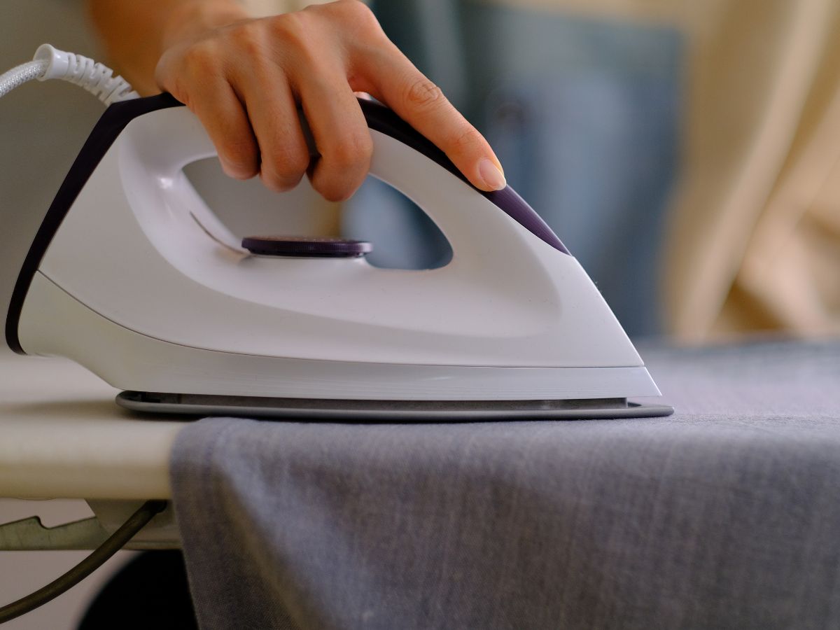 5 dicas para usar quando o ferro de passar estiver sujando suas roupas; confira agora - fonte: canva