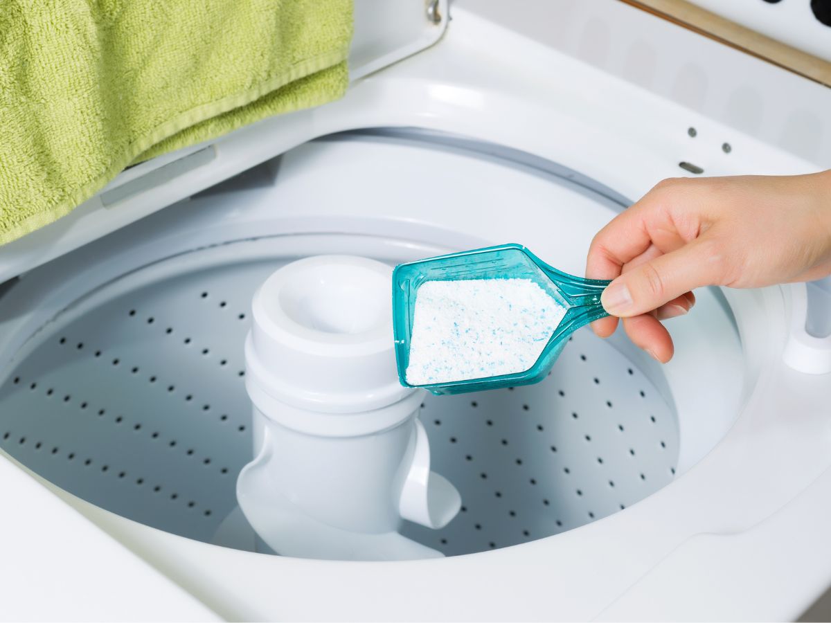Saiba como fazer vanish caseiro usando poucos ingredientes; vai deixar suas roupas brancas em uma lavagem - fonte: canva