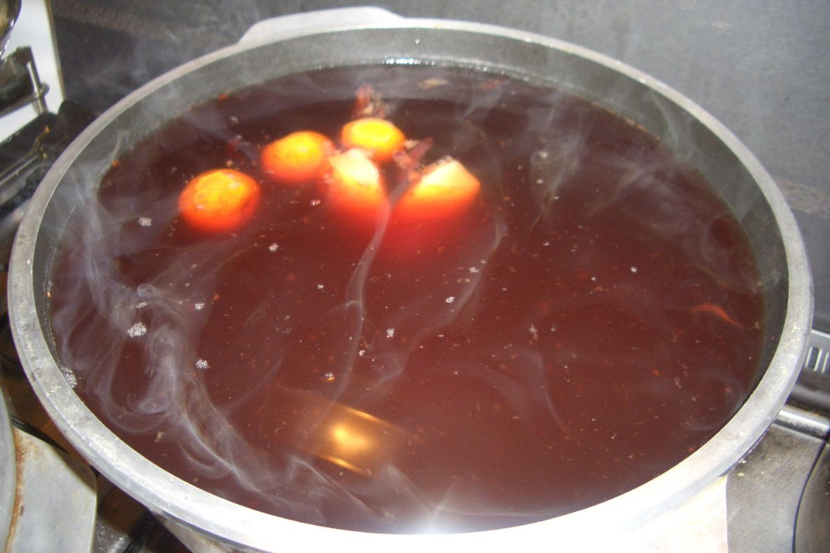 Aprenda a fazer o melhor quentão para festas juninas: confira o segredo. Fonte: Wikimedia Commons.