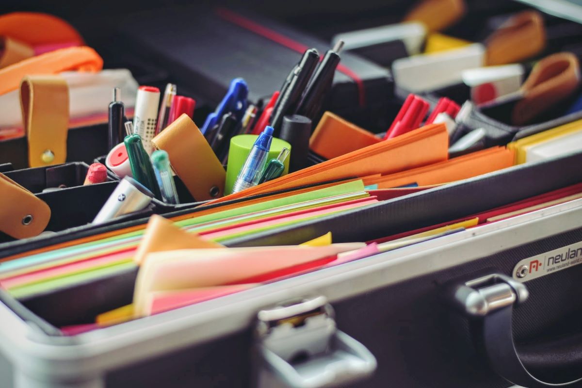 Aprenda a melhor forma de organizar materiais de escritório, é muito simples e prático, ideias que funcionam
