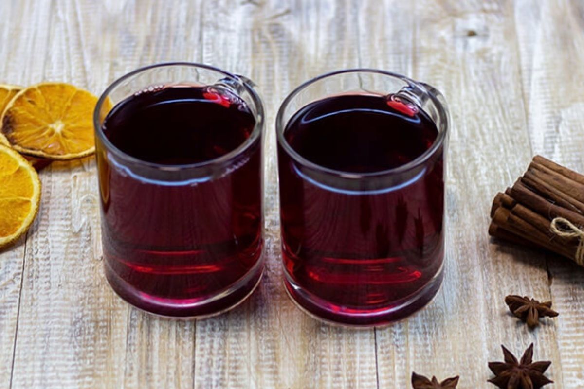 O quentão é a bebida tradicional das festas juninas. Fonte: Canva.