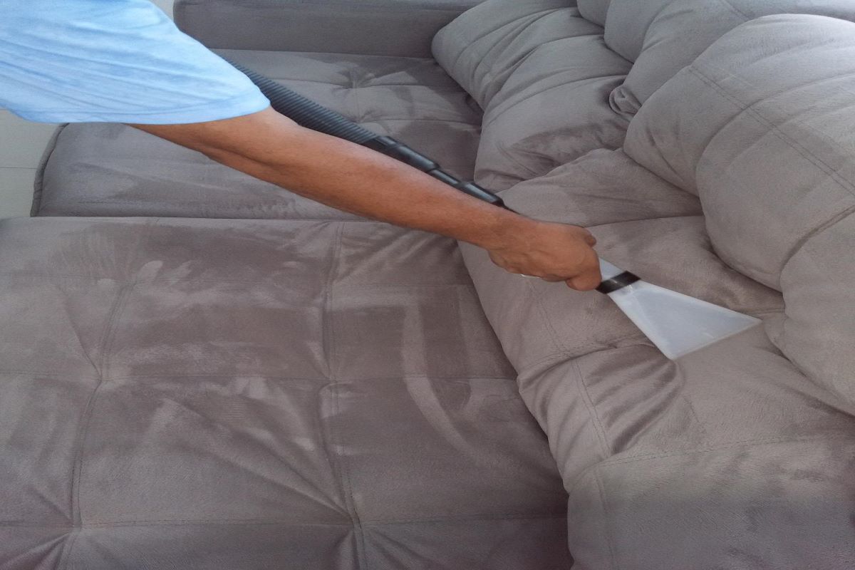 Saiba como limpar o seu sofá de maneira simples e fácil de forma caseira, confira agora