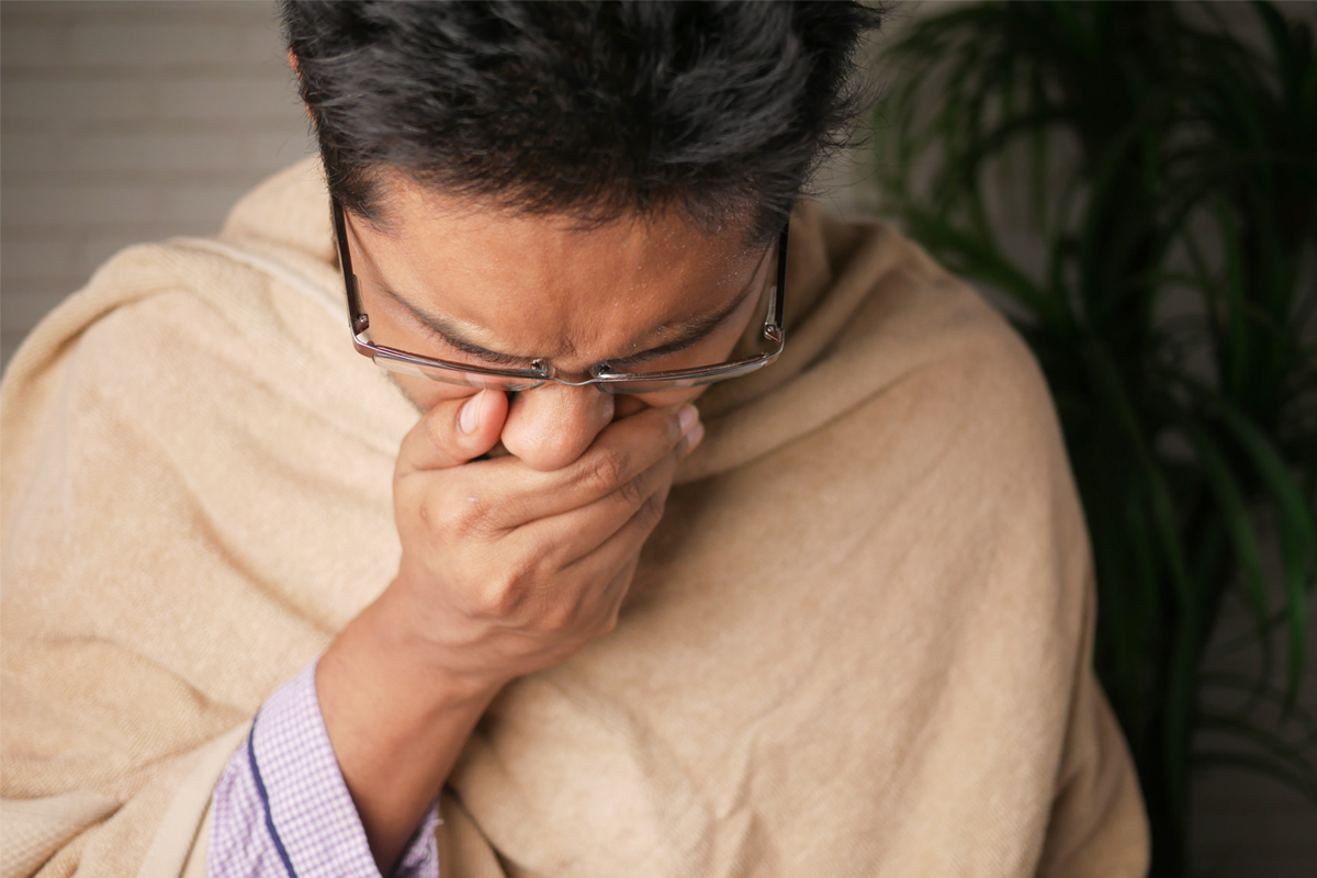 Como acabar com a tosse fácil? Confira 5 dicas para solucionar esse problema