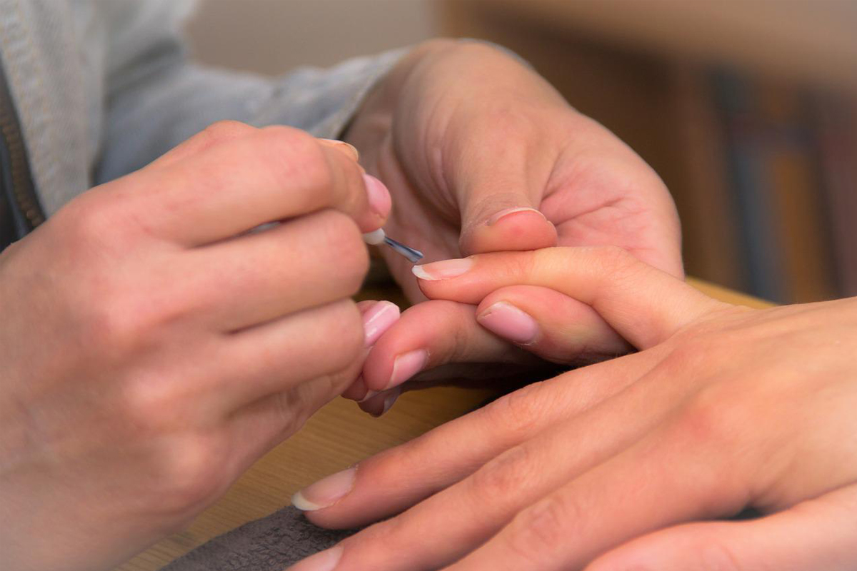 Como fazer para cuidar das unhas e aumentar a duração do esmalte? Confira 5 dicas práticas