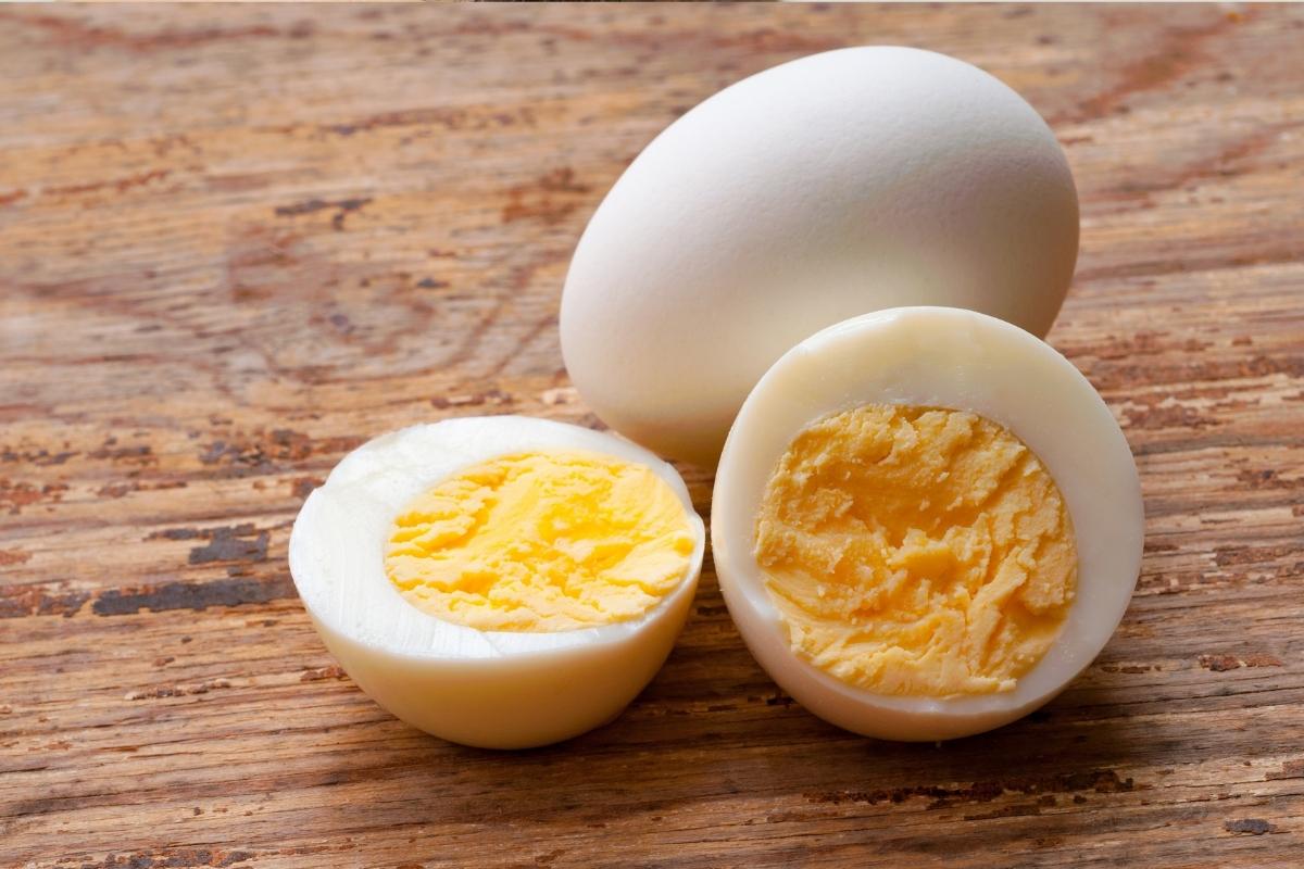 Saiba como evitar que o ovo cozido se quebre enquanto a água ferve