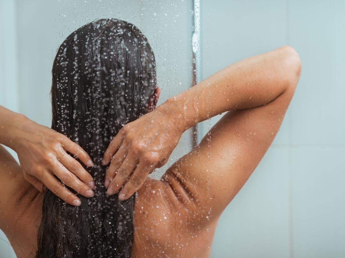 Como lavar o cabelo sem shampoo veja essa dica para testar em casa foto reprodução canva