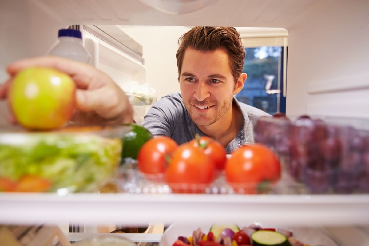 Como organizar os alimentos da maneira certa na geladeira e evitar contaminação, desperdício, e trazer praticidade-Canva
