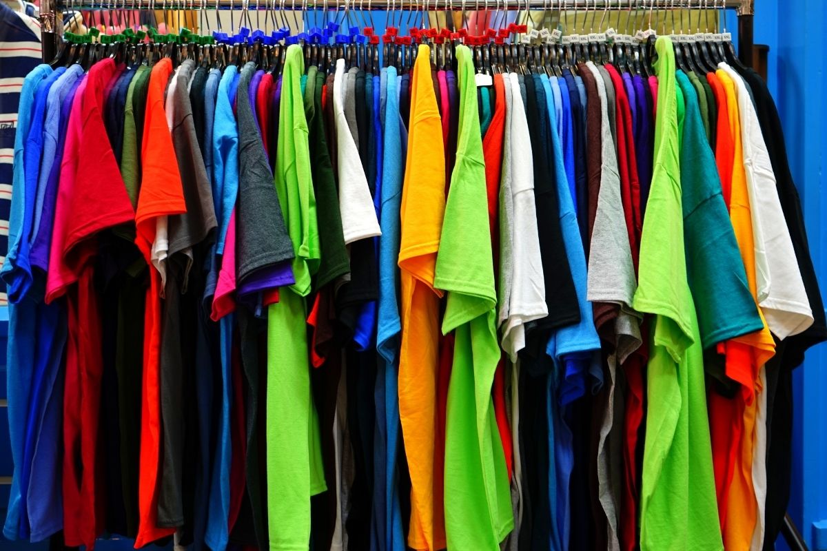 5 cores de roupas essenciais em seu armário - reprodução do canva
