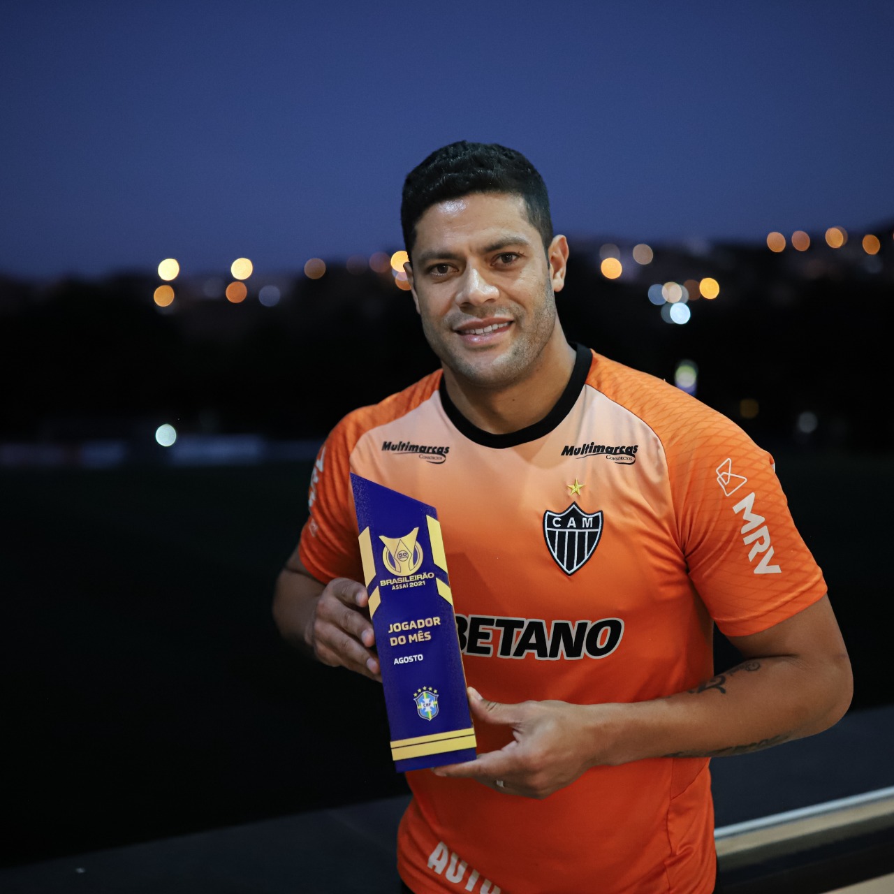 De folga, Hulk passeia com seus filhos e sua atual esposa. Créditos: Reprodução Twitter