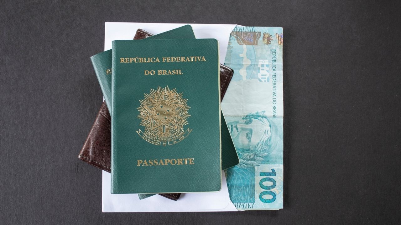 Quem sai de férias recebe 2 salários Quem sai de férias recebe 2 salários