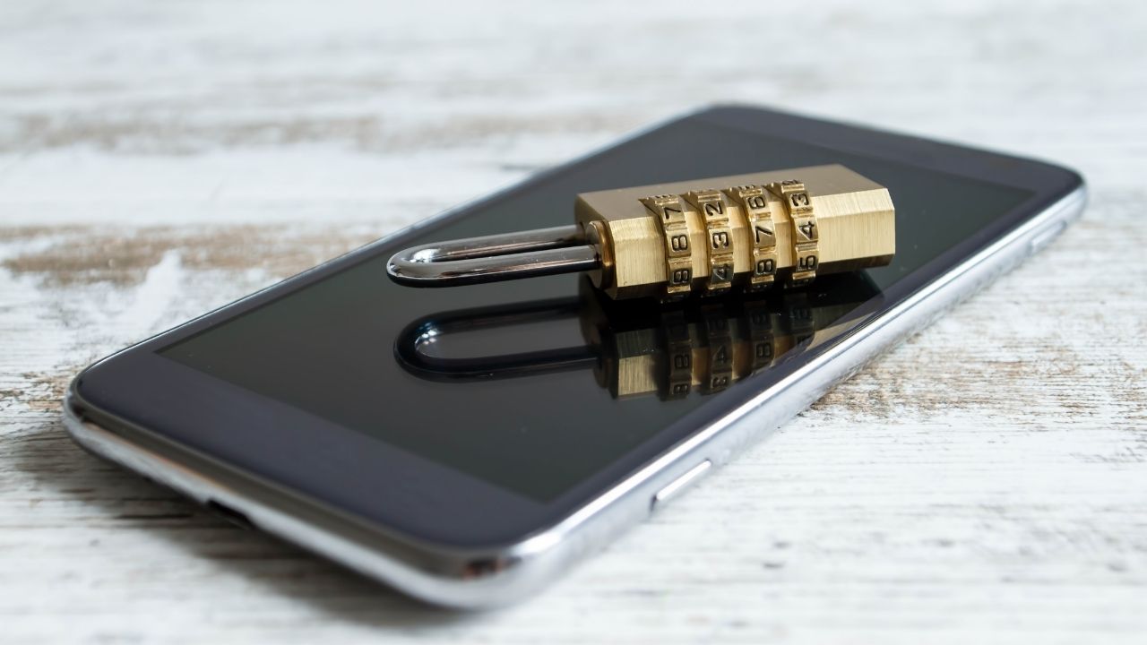 Bloqueio de celular por dívida é permitido