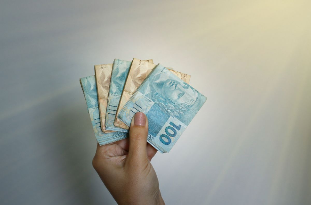 como sacar o abono salarial pelo caixa tem