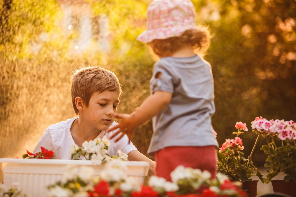 5 cuidados especiais com plantas quando se tem crianças pequenas em casa; confira