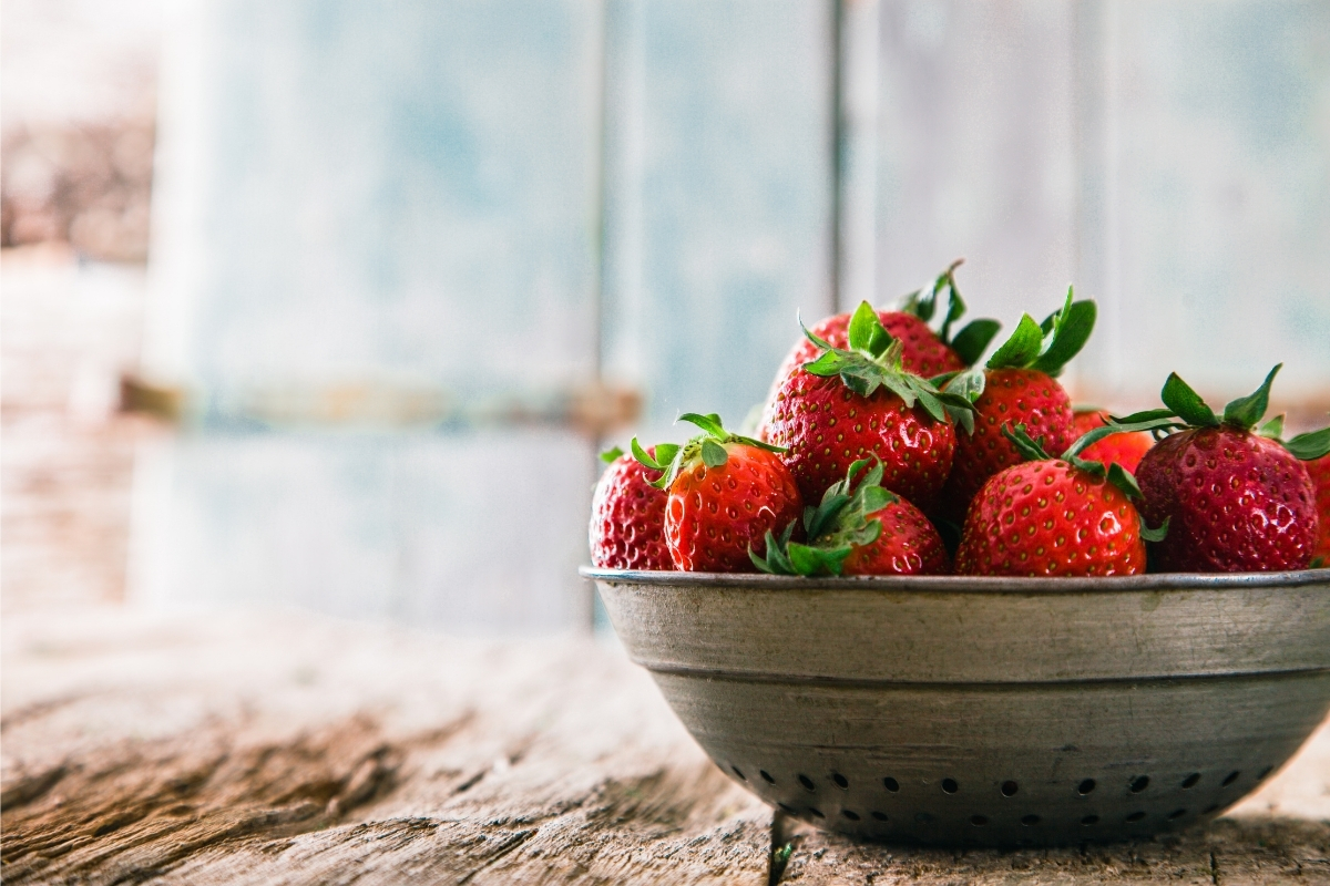 Como cultivar morangos em apartamento: confira dicas que vão tornar tudo mais fácil
