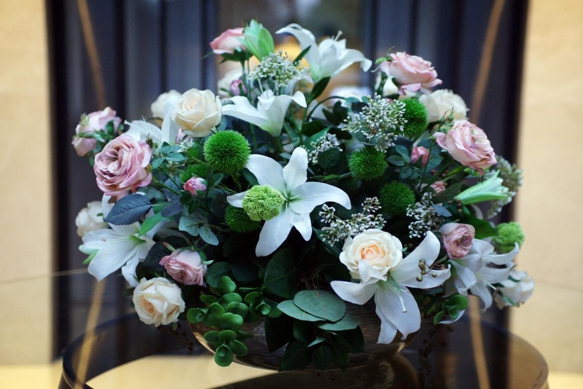 Como fazer um arranjo de flores naturais para decorar a casa? Veja dicas para se inspirar