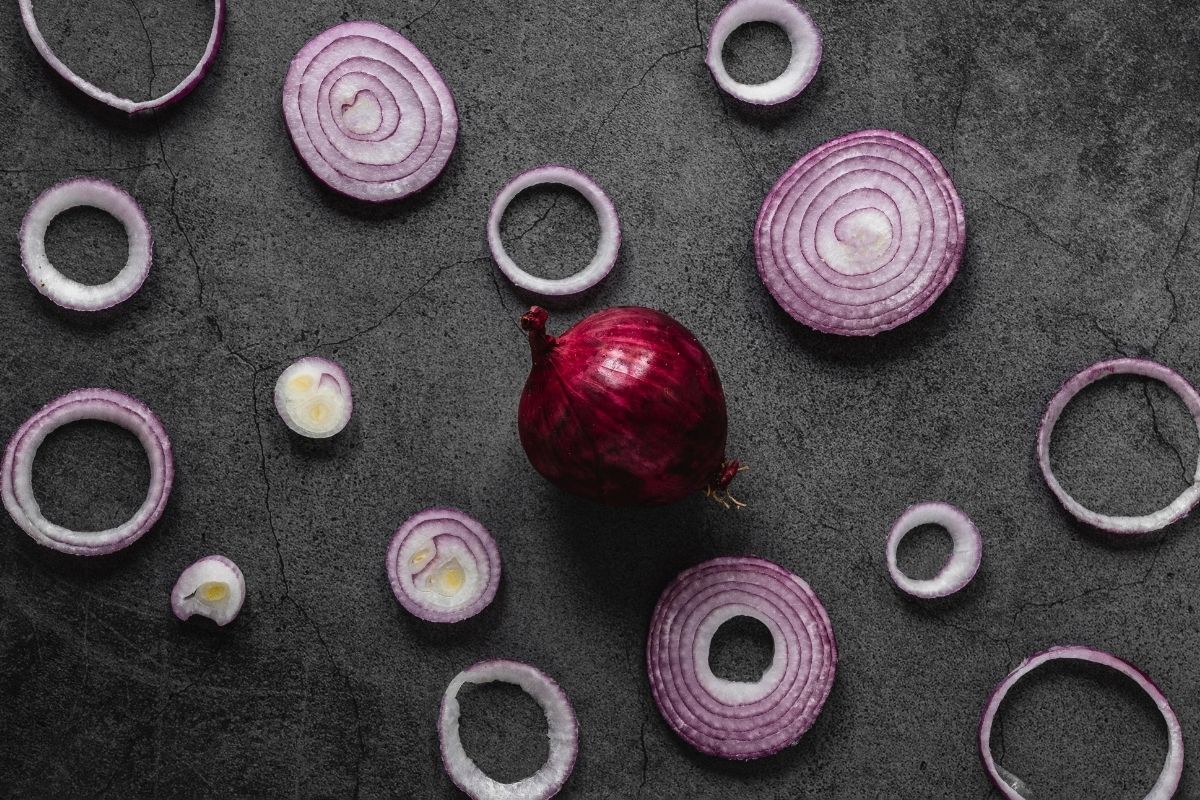 Segredos do cultivo de cebola roxa - Reprodução Freepik