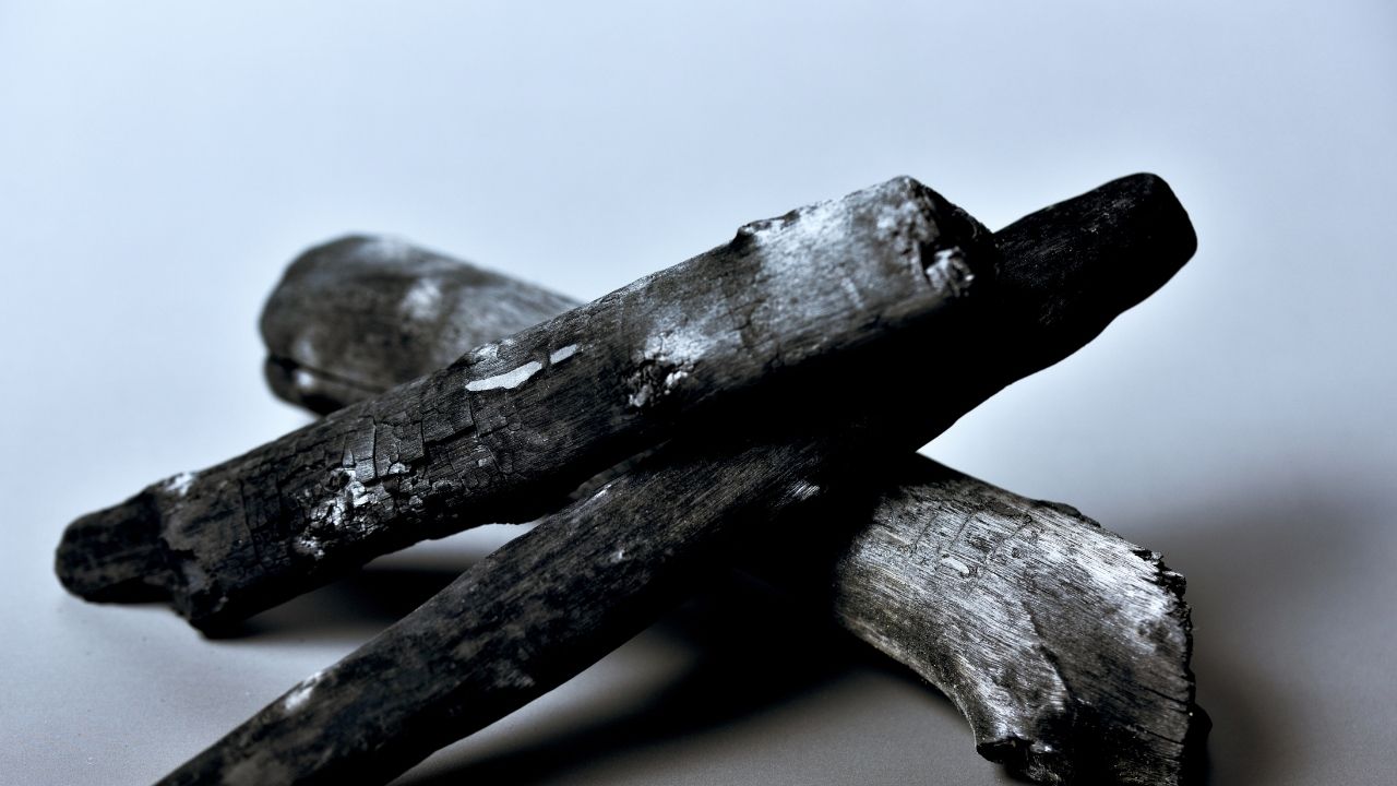 Misturinha com carvão para bombar as suas flores