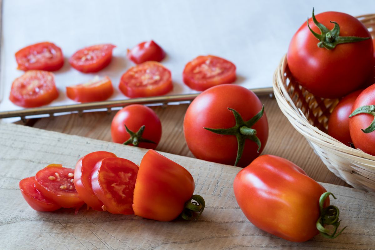 Aprenda os segredos para cultivar deliciosos tomates pomodoro no seu quintal - Imagem: Canva Pro