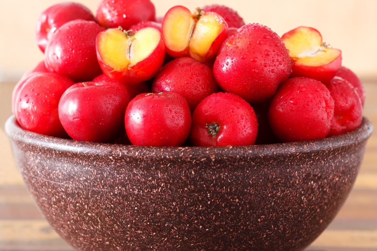 Como tirar a polpa da acerola mais facilmente?